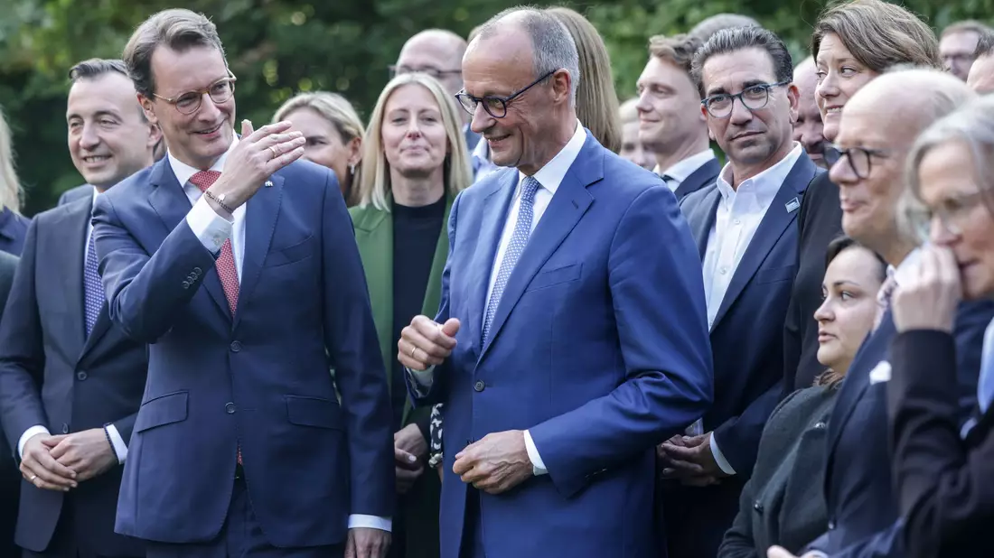 Bundeskanzler Friedrich Merz (CDU) hat die Wahlerfolge der CDU bei den Kommunalwahlen in NRW gelobt. - Bild: Oliver Berg/dpa