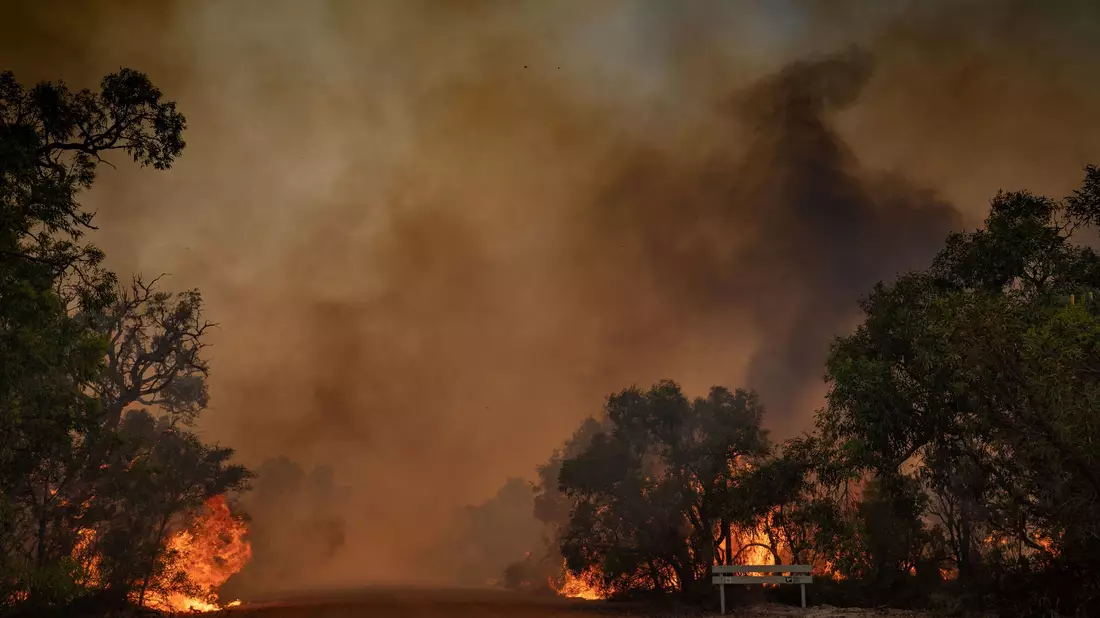 Buschbrände in Australien nördlich von Perth - Bild: Evan Collis/DEPARTMENT OF FIRE AND EMERGENCY SERVICES/AAP/dpa
