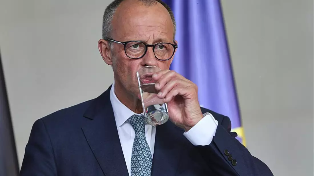 Friedrich Merz trinkt aus einem Glas Wasser - ohne Sprudel (Archiv) - Bild: über dts Nachrichtenagentur