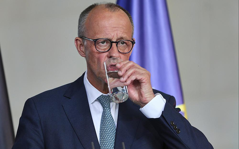 Friedrich Merz trinkt aus einem Glas Wasser - ohne Sprudel (Archiv) - Foto: über dts Nachrichtenagentur