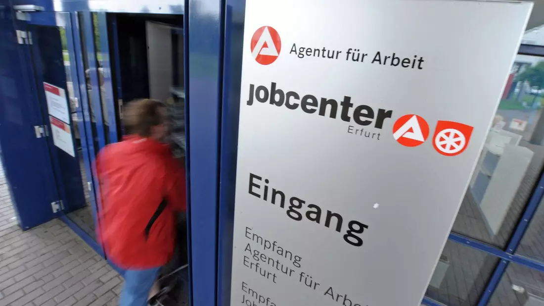 Beschäftigte von Jobcentern und anderen Behörden mit Kundenkontakt haben oft Sorge vor Übergriffen. (Archivfoto) - Bild: picture alliance / dpa