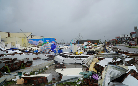 Zehntausende Häuser wurden vom Sturm teilweise oder komplett zerstört. - Foto: Viet Hoang/VNExpress/dpa