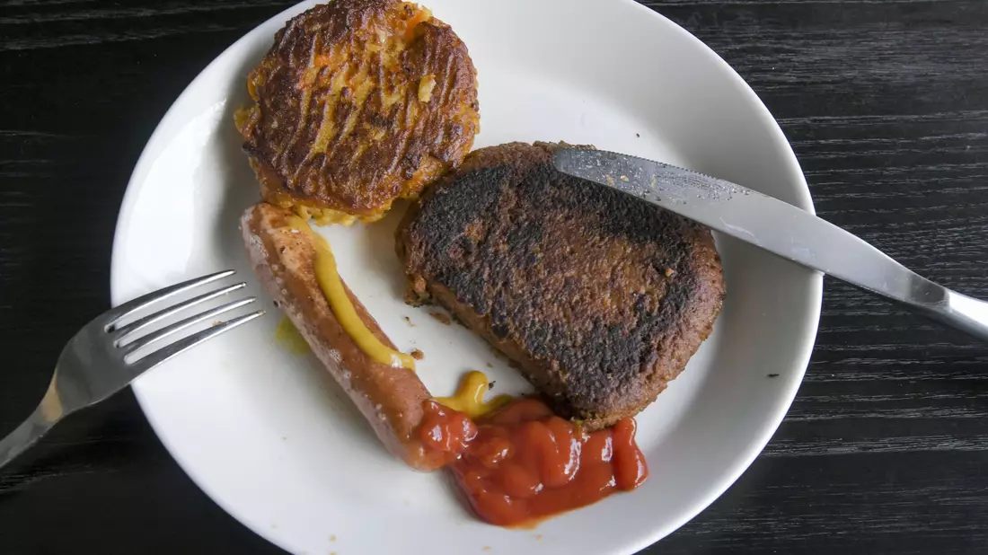 Diese Bouletten und Würstchen sehen aus wie echtes Fleisch, sind aber aus pflanzlichen Ersatzprodukten hergestellt. (Archivbild) - Bild: Markku Ulander/Lehtikuva/dpa