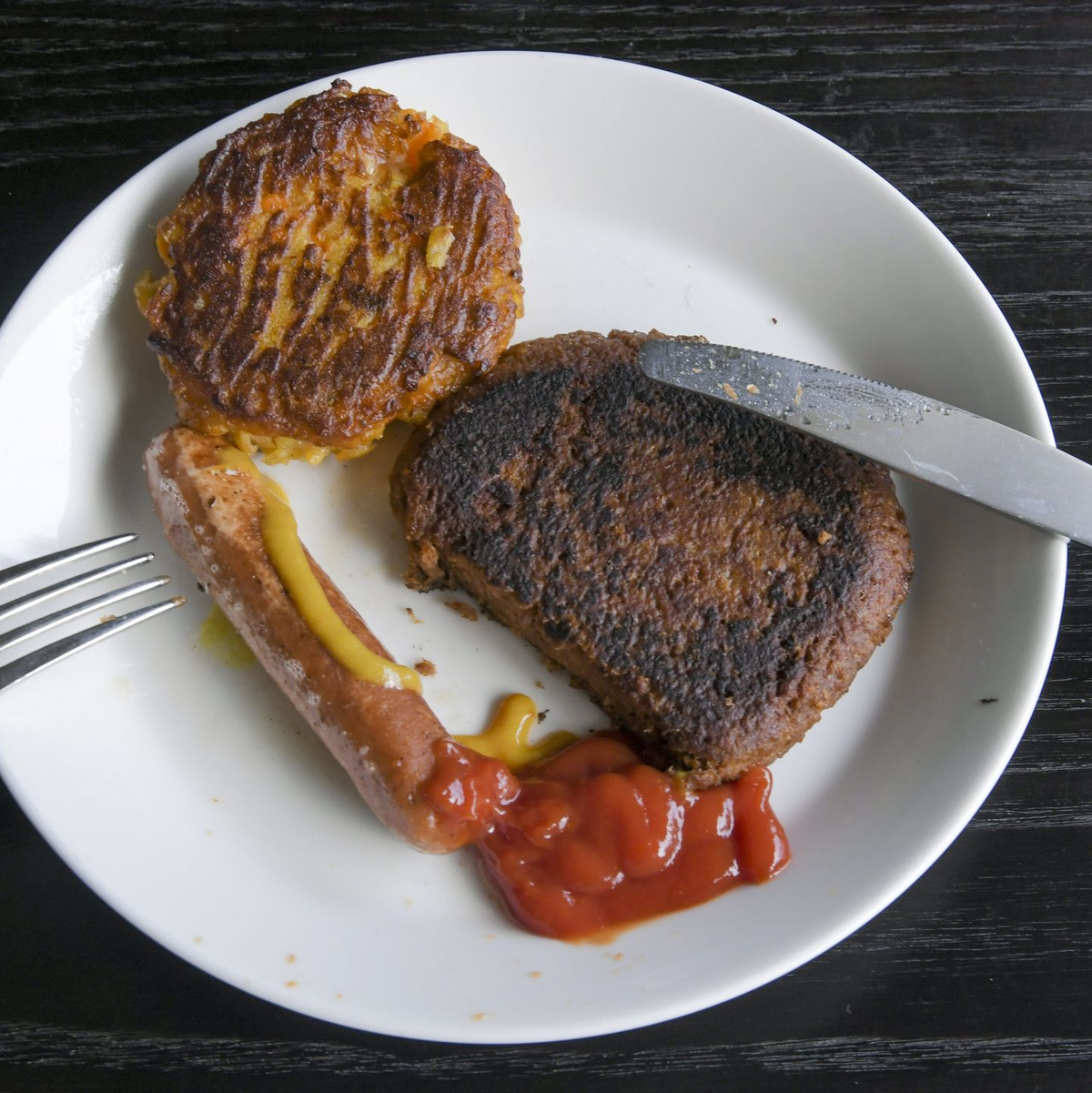 Diese Bouletten und Würstchen sehen aus wie echtes Fleisch, sind aber aus pflanzlichen Ersatzprodukten hergestellt. (Archivbild) - Foto: Markku Ulander/Lehtikuva/dpa