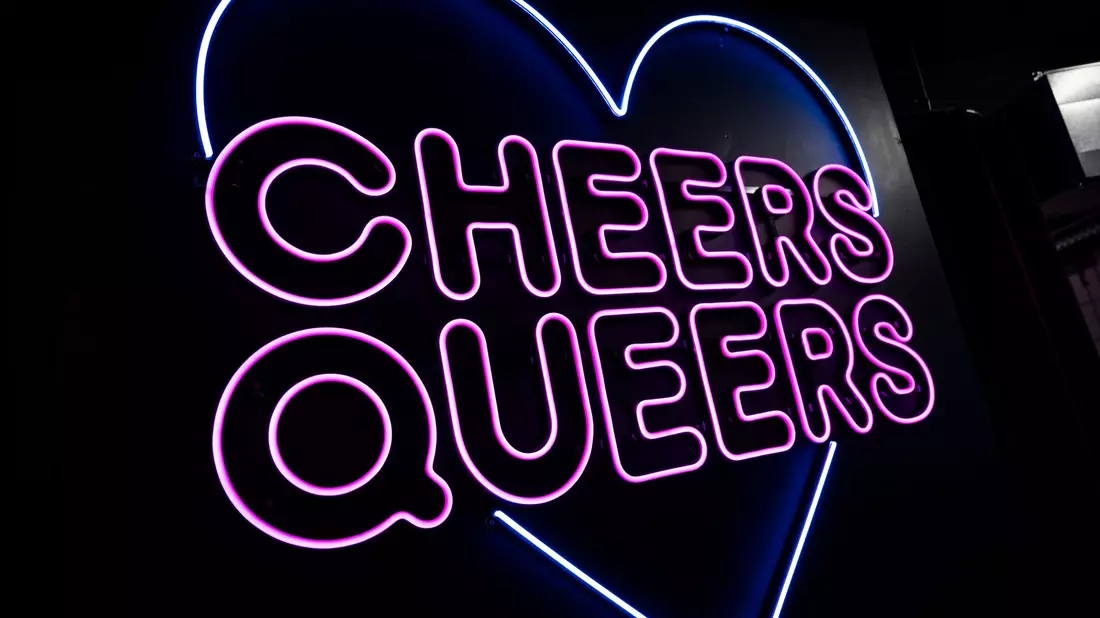 Im Club «SchwuZ» in Berlin-Neukölln steht in leuchtenden Buchstaben «Cheers Queers». (Archivbild) - Bild: Christophe Gateau/dpa