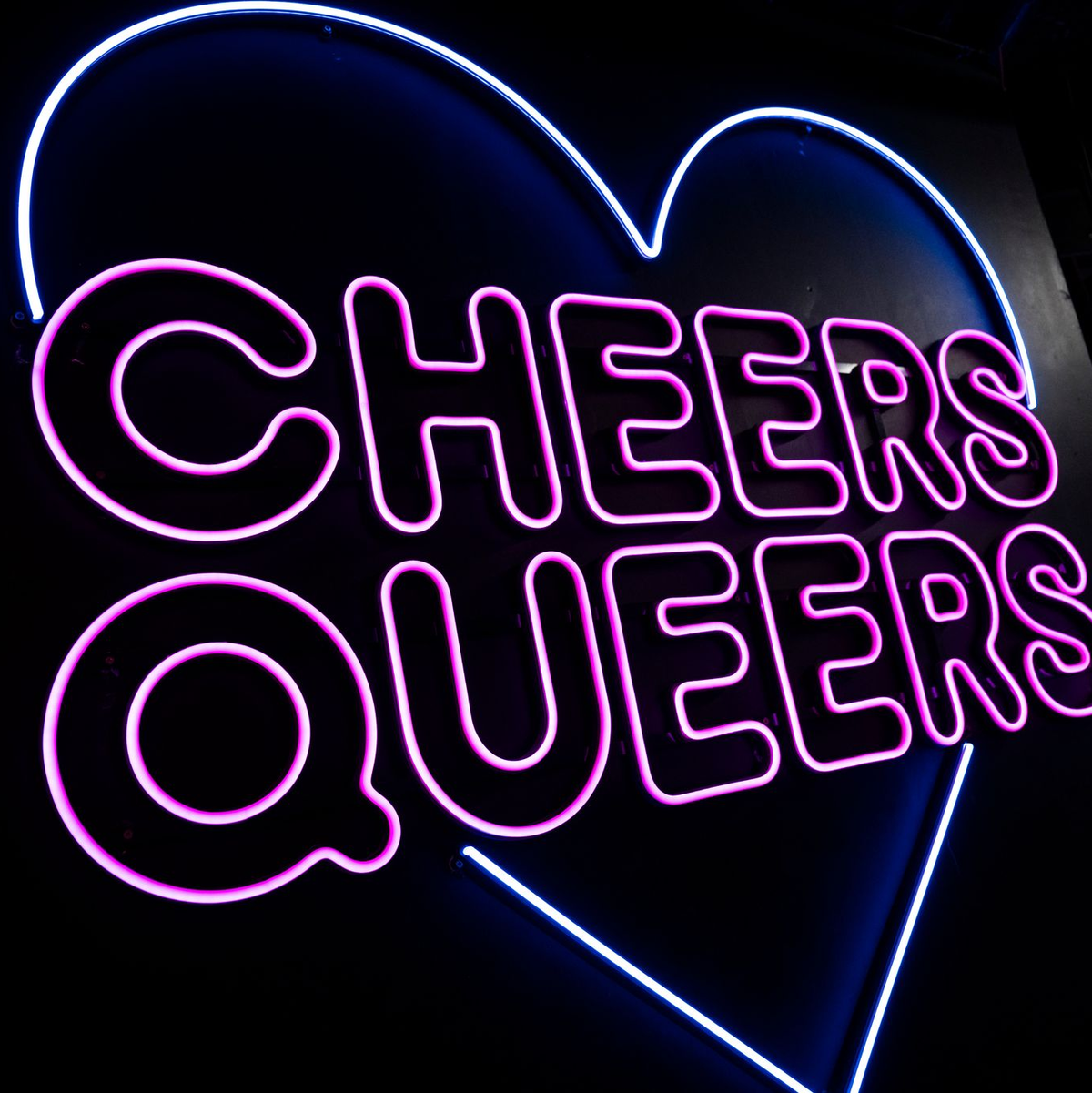 Im Club «SchwuZ» in Berlin-Neukölln steht in leuchtenden Buchstaben «Cheers Queers». (Archivbild) - Foto: Christophe Gateau/dpa