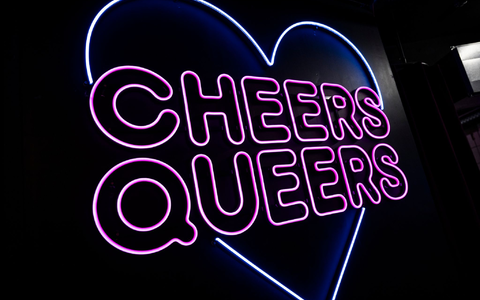 Im Club «SchwuZ» in Berlin-Neukölln steht in leuchtenden Buchstaben «Cheers Queers». (Archivbild) - Foto: Christophe Gateau/dpa Im Club «SchwuZ» in Berlin-Neukölln steht in leuchtenden Buchstaben «Cheers Queers». (Archivbild) - Foto: Christophe Gateau/dpa