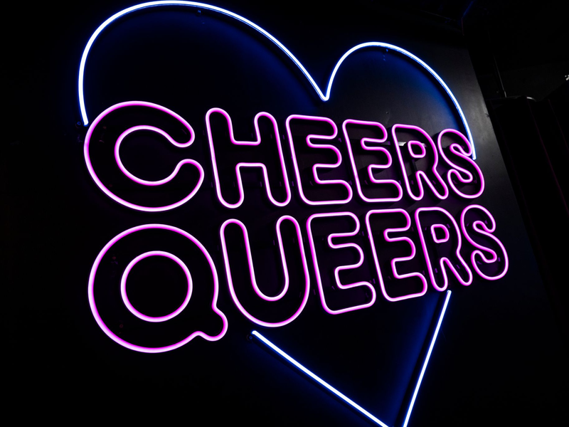 Im Club «SchwuZ» in Berlin-Neukölln steht in leuchtenden Buchstaben «Cheers Queers». (Archivbild) - Foto: Christophe Gateau/dpa