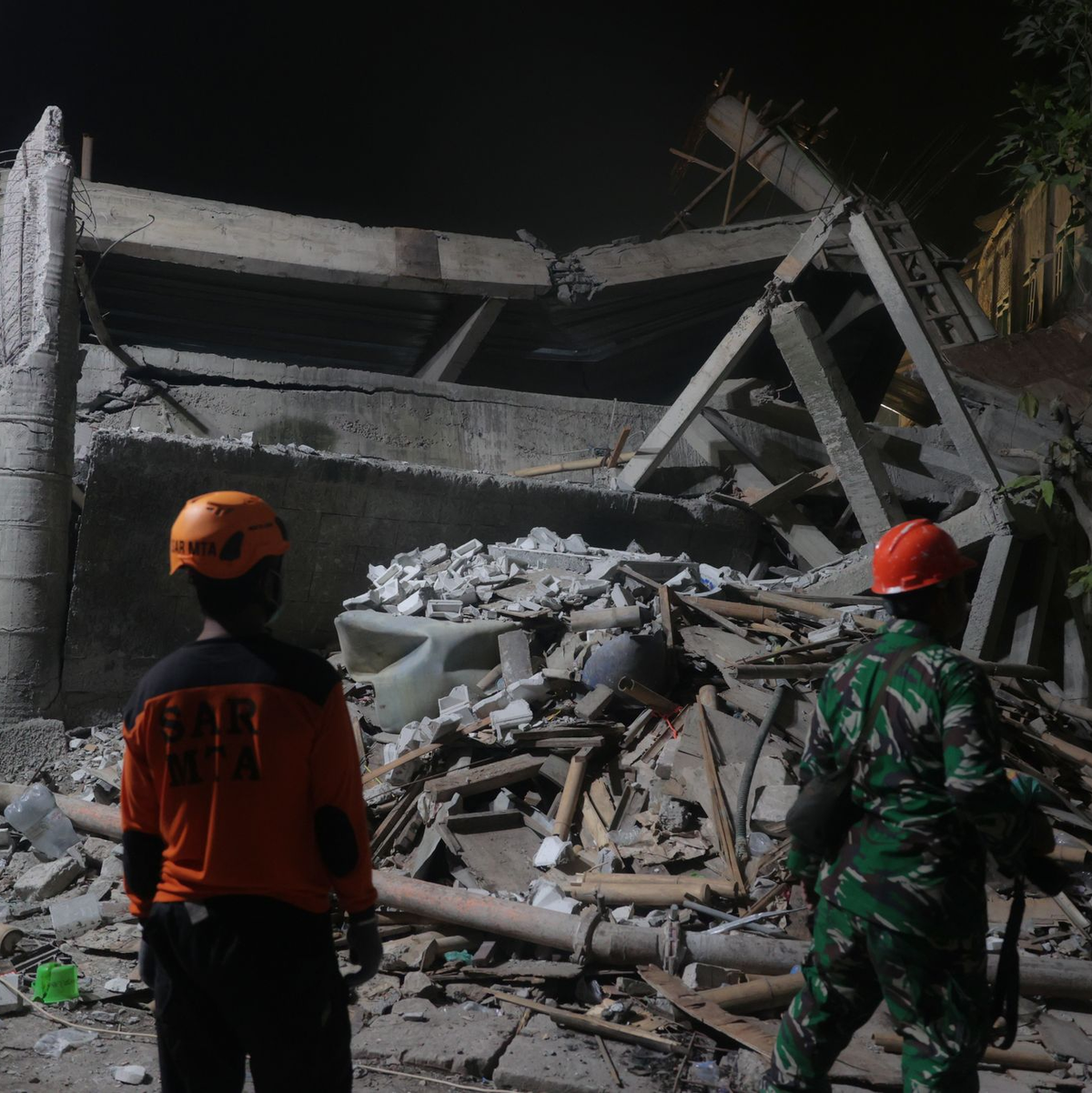 Das mehrstöckige Gebäude wurde bei dem Unglück völlig zerstört. - Foto: Trisnadi/AP/dpa