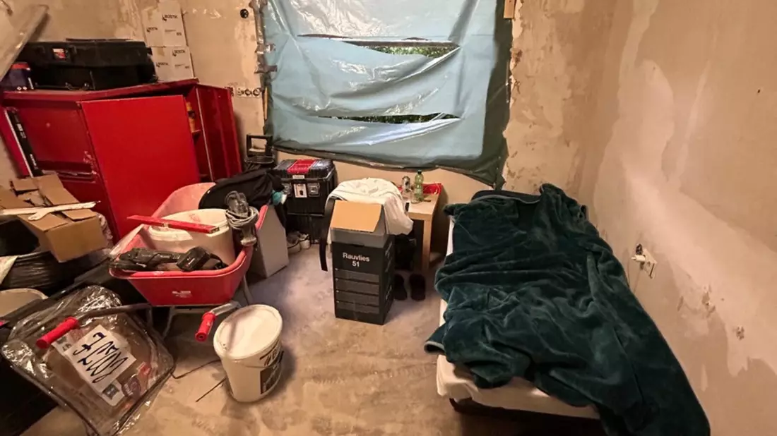 HZA-SI: Mehr als ein Drittel der Arbeitnehmer auf der Baustelle illegal beschäftigt/Arbeiter schlafen im Rohbau zwischen Werkzeug und Schutt - Bild: presseportal.de