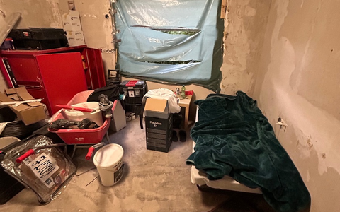 HZA-SI: Mehr als ein Drittel der Arbeitnehmer auf der Baustelle illegal beschäftigt/Arbeiter schlafen im Rohbau zwischen Werkzeug und Schutt - Foto: presseportal.de