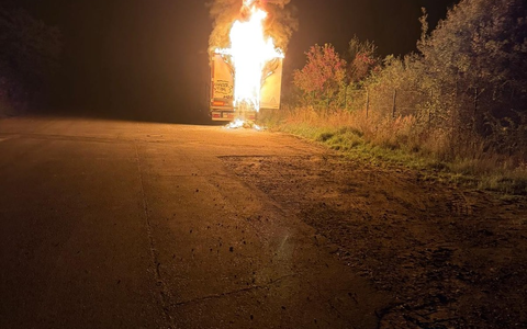 FW Bergheim: LKW brennt an der Landstraße 93 in Bergheim Teleskoplader unterstützt Löscharbeiten - Foto: presseportal.de
