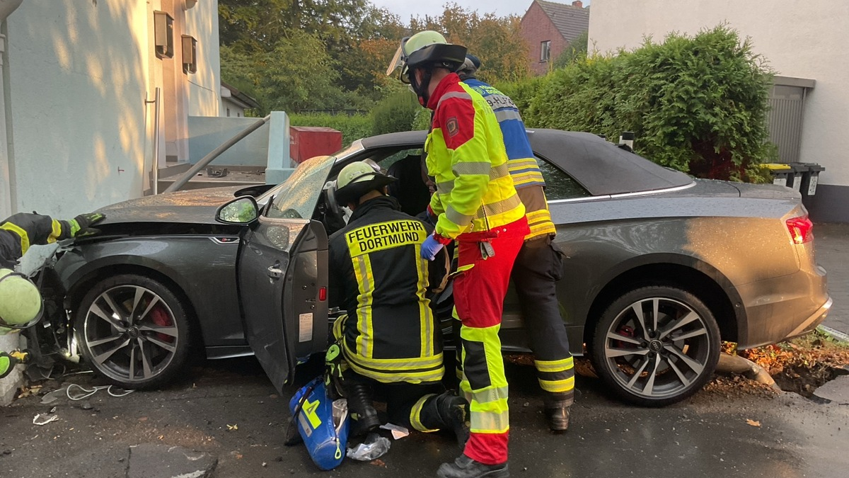 FW-DO: PKW überfährt Straßenlaterne und kommt an Hauswand zu stehen - Foto: presseportal.de