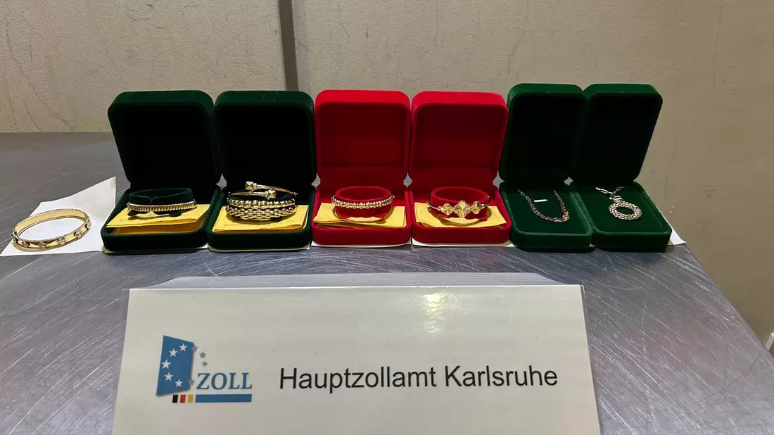 HZA-KA: Glänzende Entdeckung im Handgepäck - Goldschmuggel am Flughafen vereitelt - Bild: presseportal.de