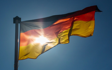 Die deutsche Wiedervereinigung wurde am 3. Oktober 1990 vollendet. Auch dreieinhalb Jahrzehnte später sind die Einkommen in den alten Bundesländern jedoch immer noch höher. (Symbolbild) - Foto: Fernando Gutierrez-Juarez/dpa-Zentralbild/dpa Die deutsche Wiedervereinigung wurde am 3. Oktober 1990 vollendet. Auch dreieinhalb Jahrzehnte später sind die Einkommen in den alten Bundesländern jedoch immer noch höher. (Symbolbild) - Foto: Fernando Gutierrez-Juarez/dpa-Zentralbild/dpa