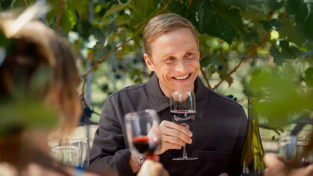 Mit Matthias Schweighöfer anstoßen und deutschen Wein entdecken - nur auf Airbnb - Bild: presseportal.de