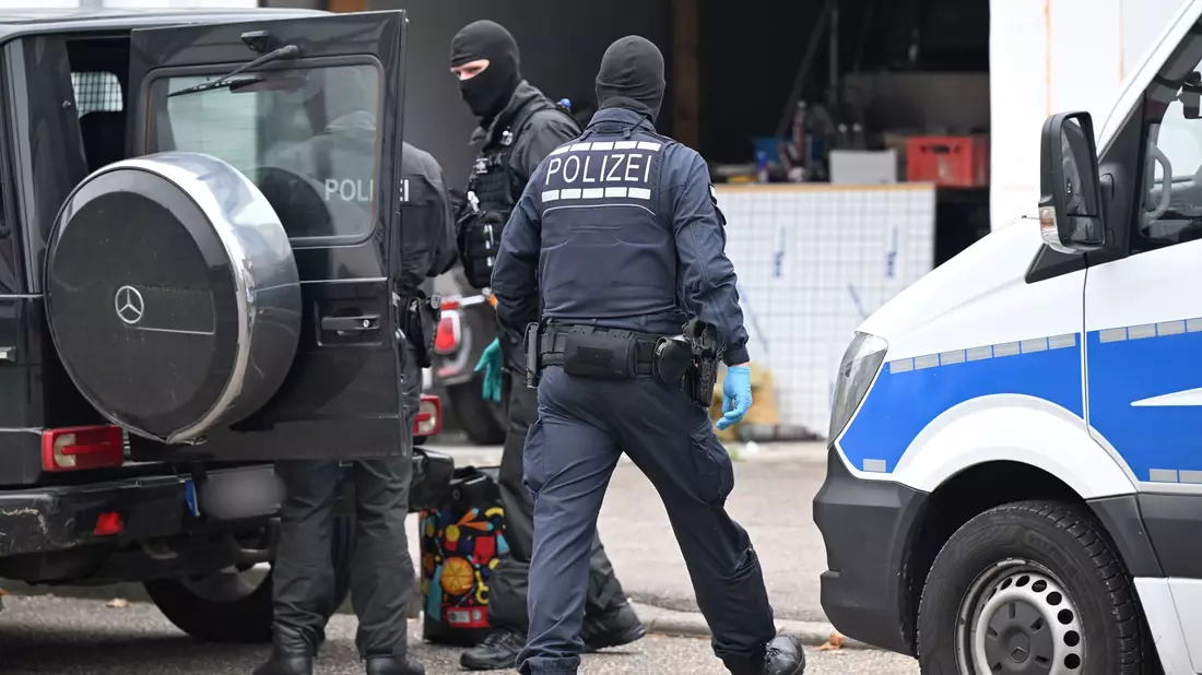 Auch in Weil der Stadt bei Stuttgart waren die Beamten im Einsatz.  - Bild: Bernd Weißbrod/dpa