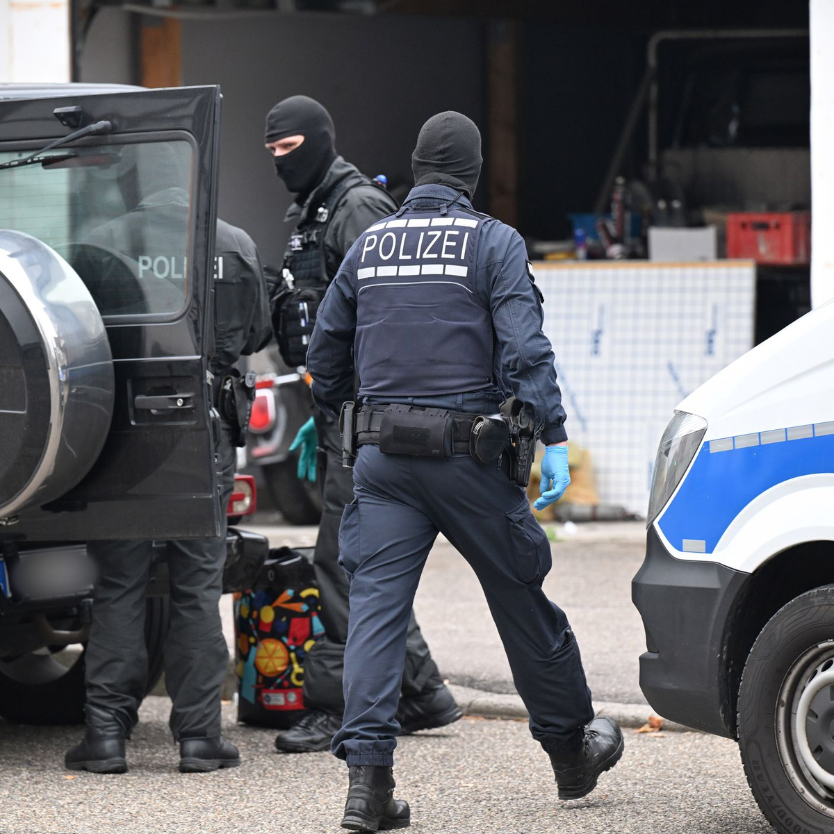 Auch in Weil der Stadt bei Stuttgart waren die Beamten im Einsatz.  - Foto: Bernd Weißbrod/dpa
