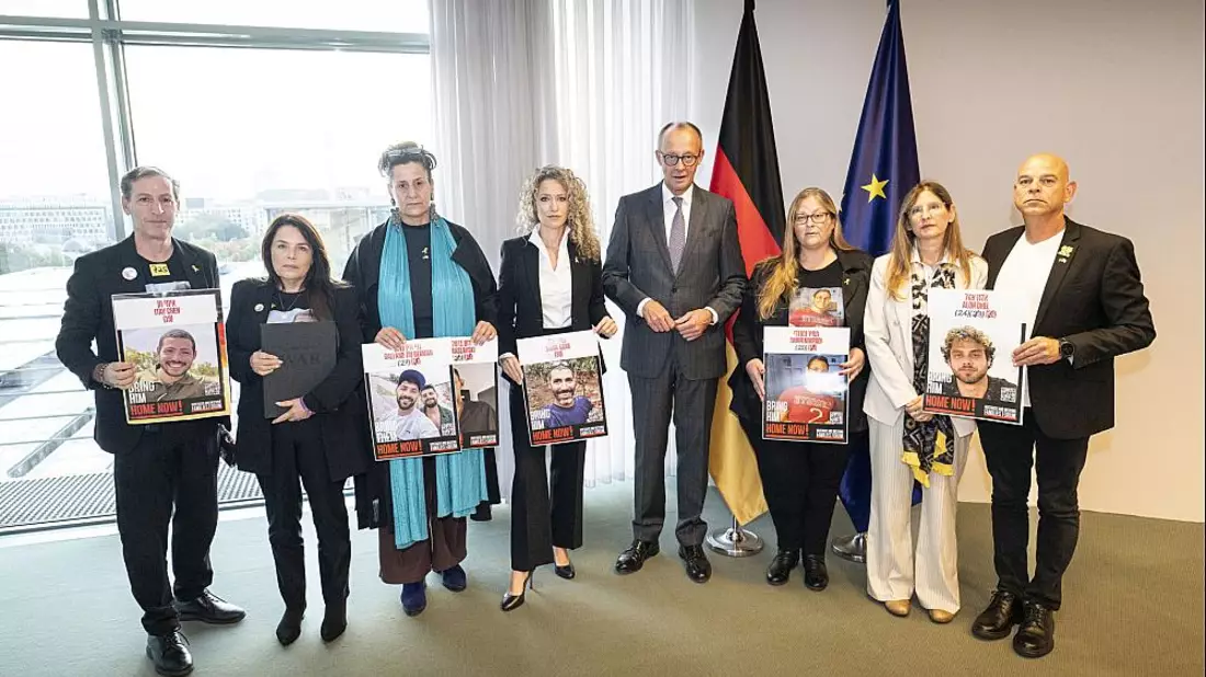 Merz trifft sich mit Angehörigen von deutschen Hamas-Geiseln am 30.09.2025 - Bild: Handout Bundesregierung/Guido Bergmann,  Text: über dts Nachrichtenagentur