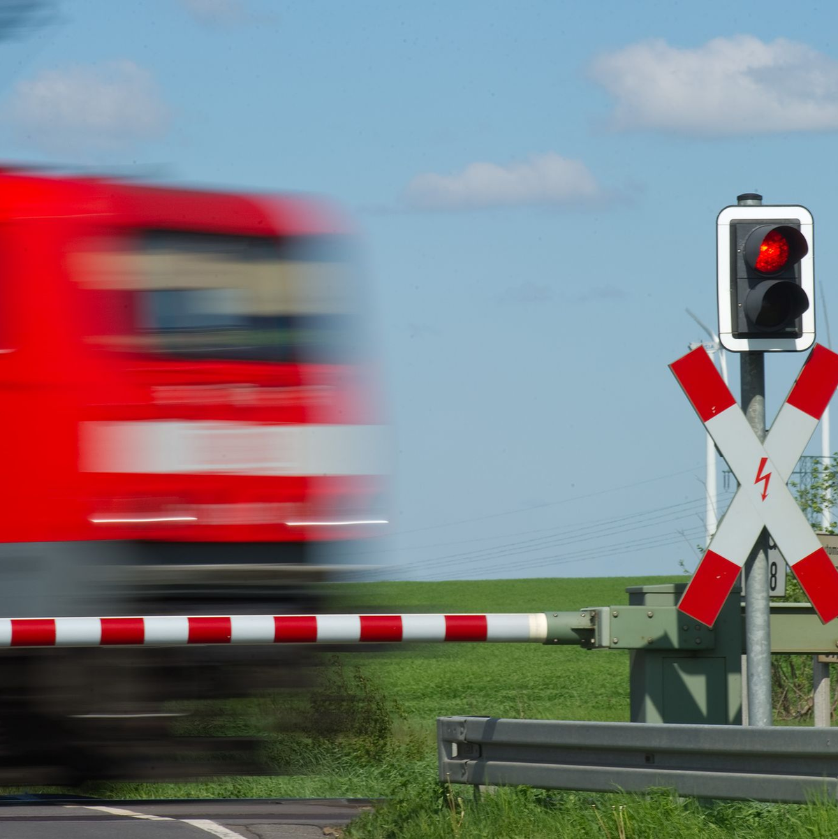 Auch ein Fahrgast erlitt eichte Verletzungen. (Symbolfoto) - Foto: Patrick Pleul/dpa-Zentralbild/dpa