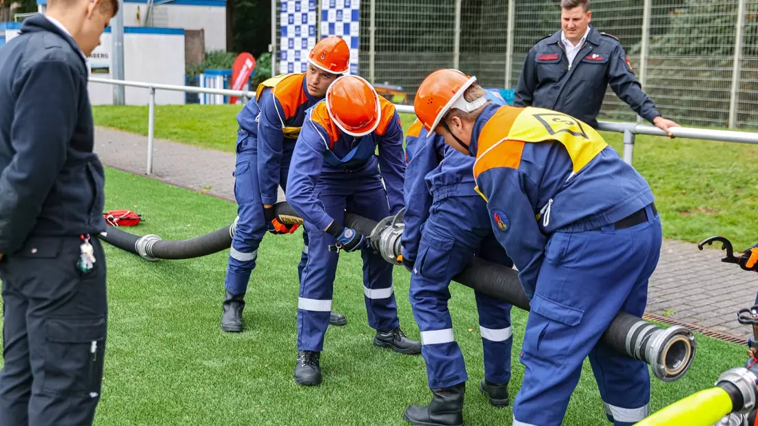 FW-W: Jugendfeuerwehrleute zeigen in Wuppertal ihr Können - Bild: presseportal.de