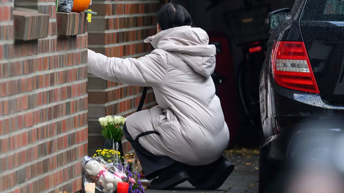 Auch an einem Baum in der Nähe des Tatorts wurden Blumen abgelegt.  - Bild: Izabella Mittwollen/dpa