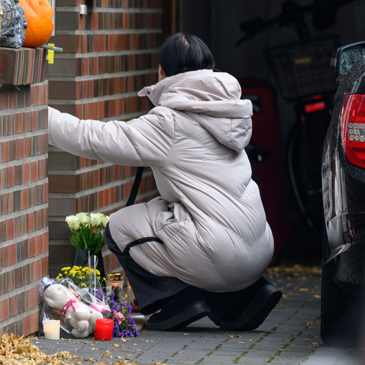 Auch an einem Baum in der Nähe des Tatorts wurden Blumen abgelegt.  - Foto: Izabella Mittwollen/dpa