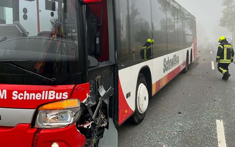 POL-ST: Altenberge, Kollision zwischen Bus und Auto, Zwei leicht verletzte Personen - Foto: presseportal.de