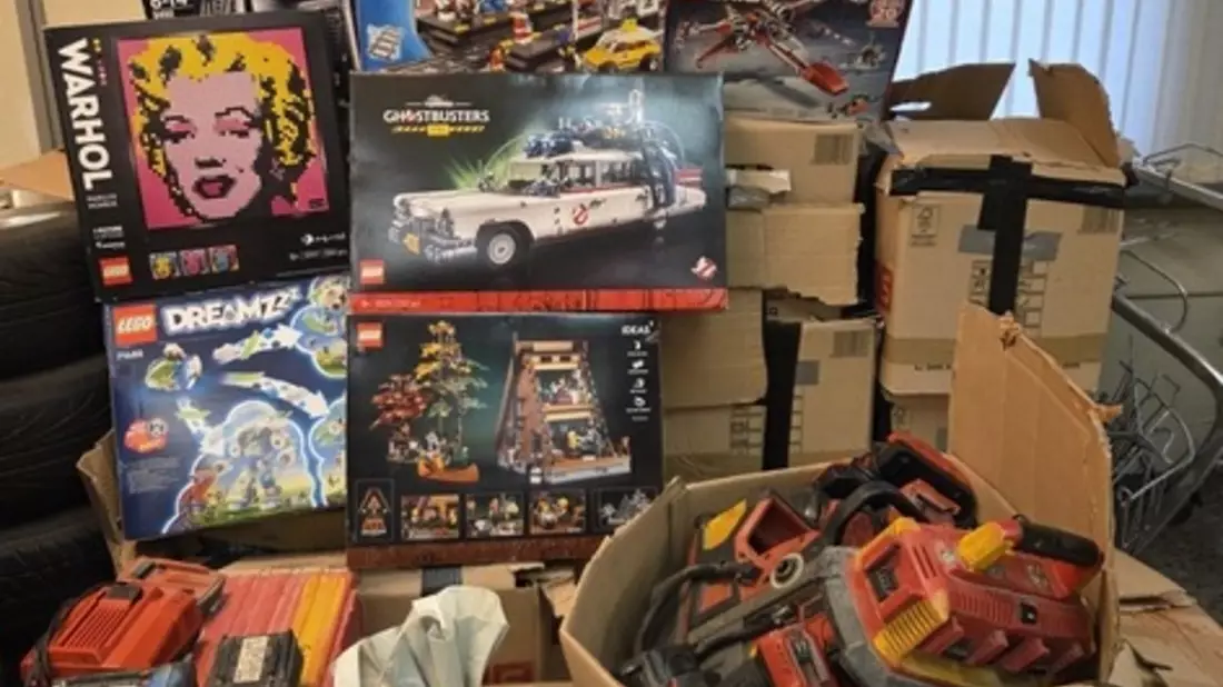 BPOL-FL: Bundespolizisten stellen 18 Kartons mit Lego und Baumaschinen sicher - Bild: presseportal.de