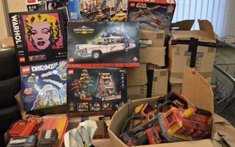 BPOL-FL: Bundespolizisten stellen 18 Kartons mit Lego und Baumaschinen sicher - Foto: presseportal.de