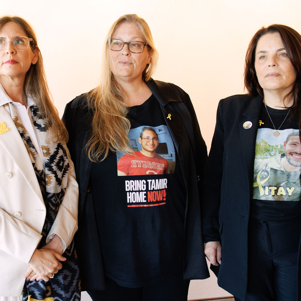 Die Angehörigen der Hamas-Geiseln werben seit zwei Jahren um Unterstützung, auch in Deutschland.  - Foto: Carsten Koall/dpa