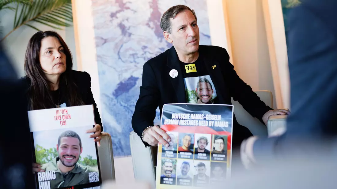 Itay Chens Eltern trafen Ende September Bundeskanzler Friedrich Merz. (Archivbild) - Bild: Carsten Koall/dpa