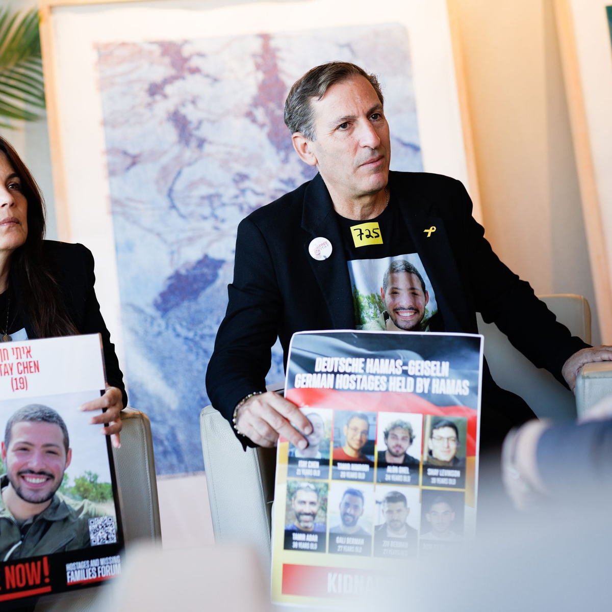 Die Eltern von Itay Chen sehen Chancen für Kanzler Merz, Einfluss auf die Türkei und damit indirekt auf die Hamas zu nehmen. - Foto: Carsten Koall/dpa