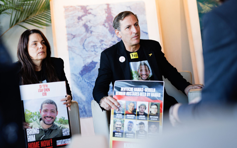 Itay Chens Eltern trafen Ende September Bundeskanzler Friedrich Merz. (Archivbild) - Foto: Carsten Koall/dpa