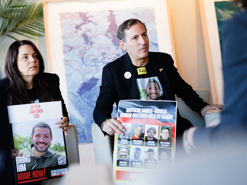 Itay Chens Eltern trafen Ende September Bundeskanzler Friedrich Merz. (Archivbild) - Foto: Carsten Koall/dpa