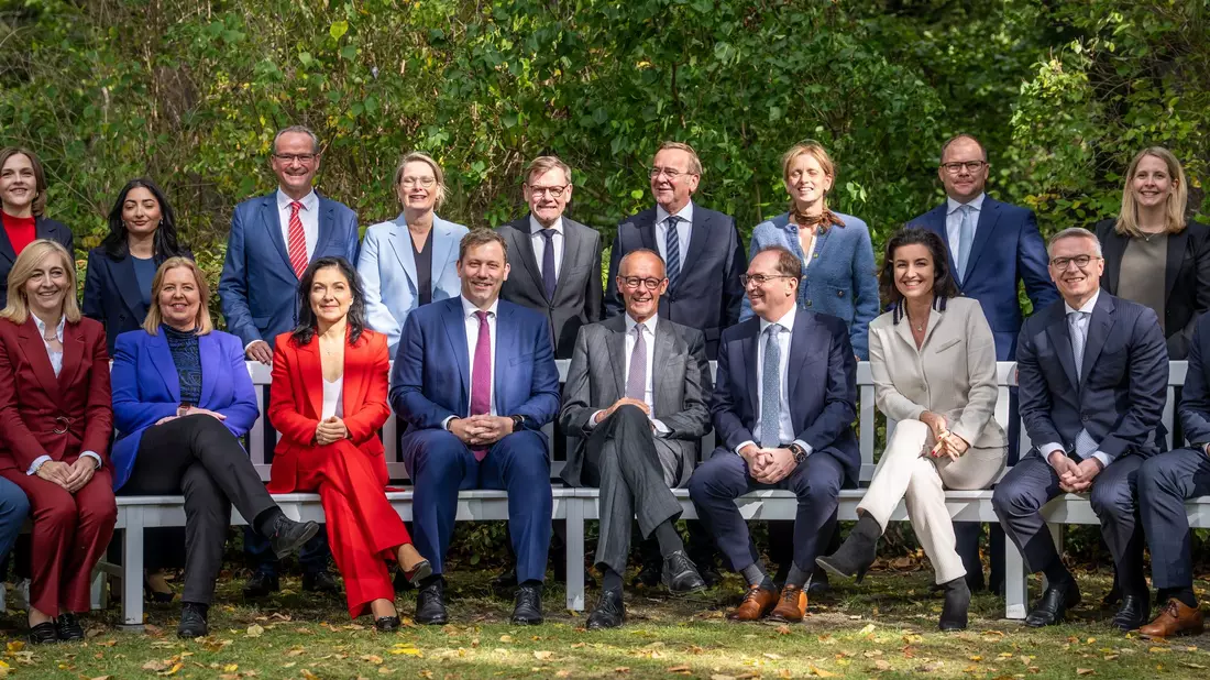 Beim Gruppenfoto fehlte Schnieder.  - Bild: Michael Kappeler/dpa
