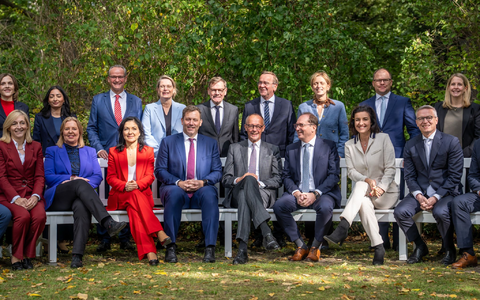 Beim Gruppenfoto fehlte Schnieder.  - Foto: Michael Kappeler/dpa