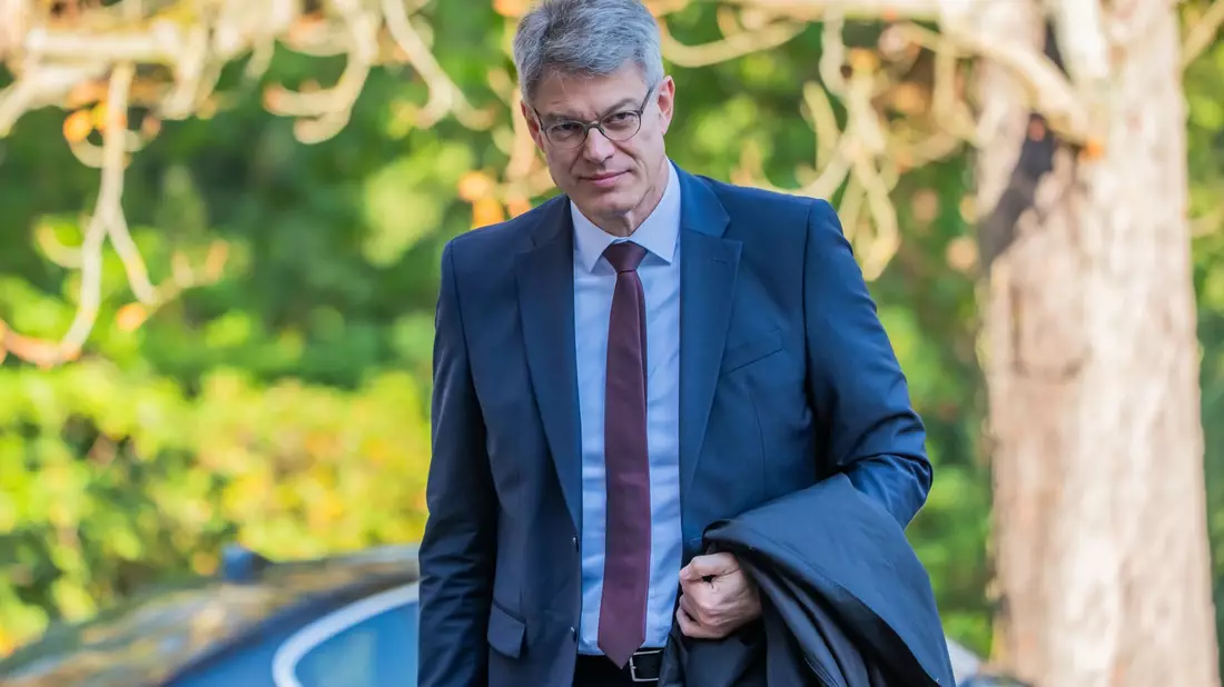 Schnieder bei seiner Ankunf in der Villa  –  später kam er ins Krankenhaus.  - Bild: Michael Kappeler/dpa