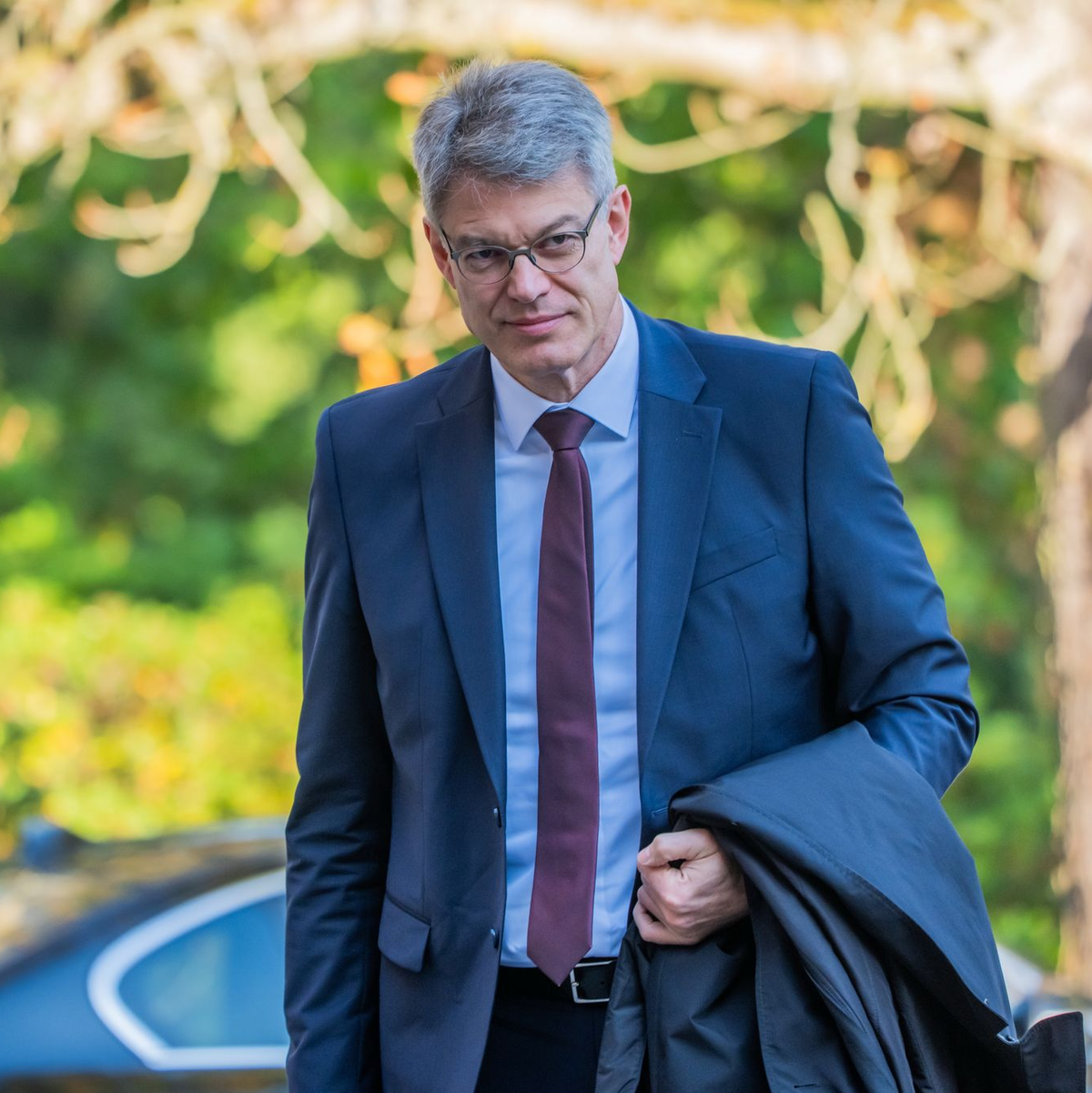 Schnieder bei seiner Ankunf in der Villa  –  später kam er ins Krankenhaus.  - Foto: Michael Kappeler/dpa