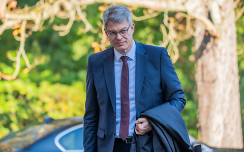 Schnieder bei seiner Ankunf in der Villa  –  später kam er ins Krankenhaus.  - Foto: Michael Kappeler/dpa