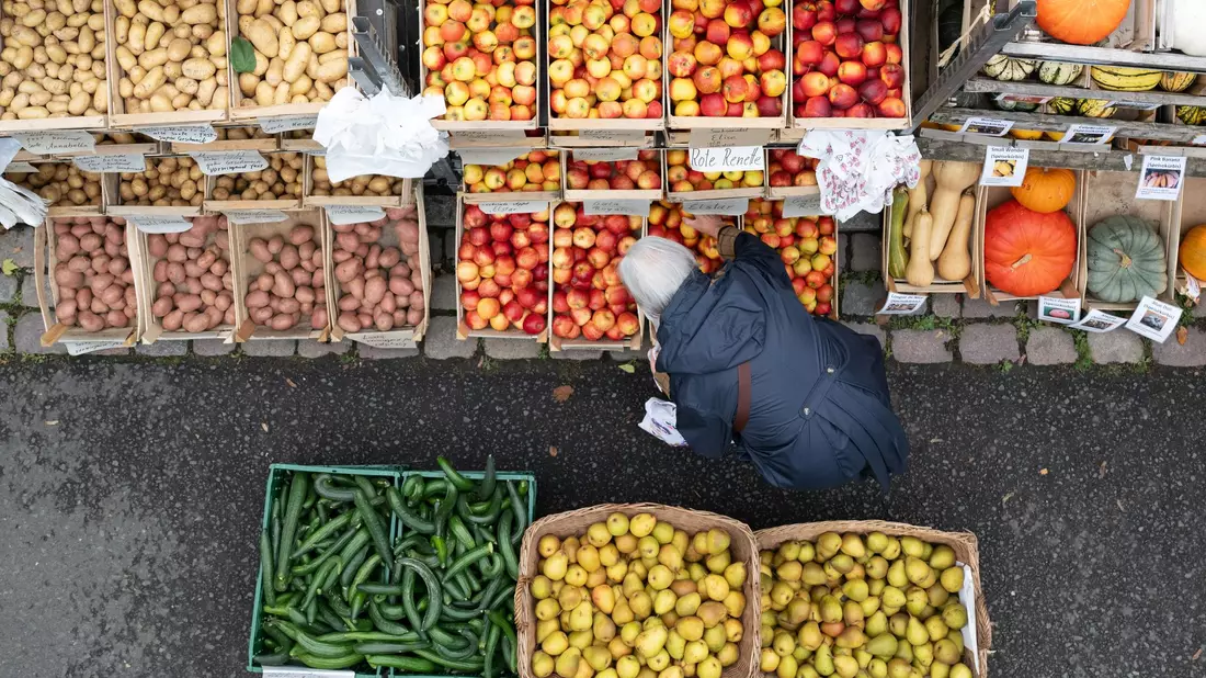 Viele Lebensmittel sind spürbar teurer geworden. - Bild: Sebastian Kahnert/dpa