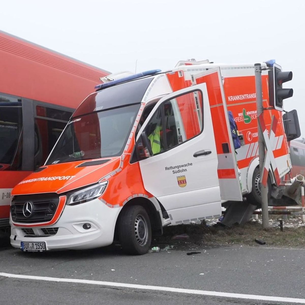 Die Patientin im Rettungswagen starb. - Foto: TV7News/dpa