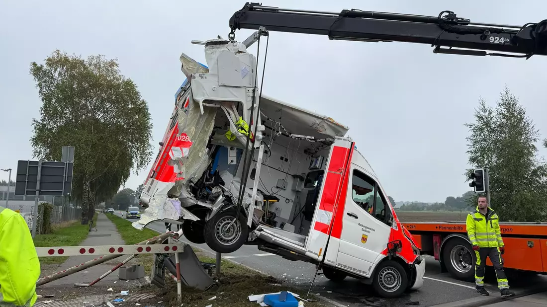 Der Rettungswagen wurde von der Unfallstelle geborgen. - Bild: TV7News/dpa