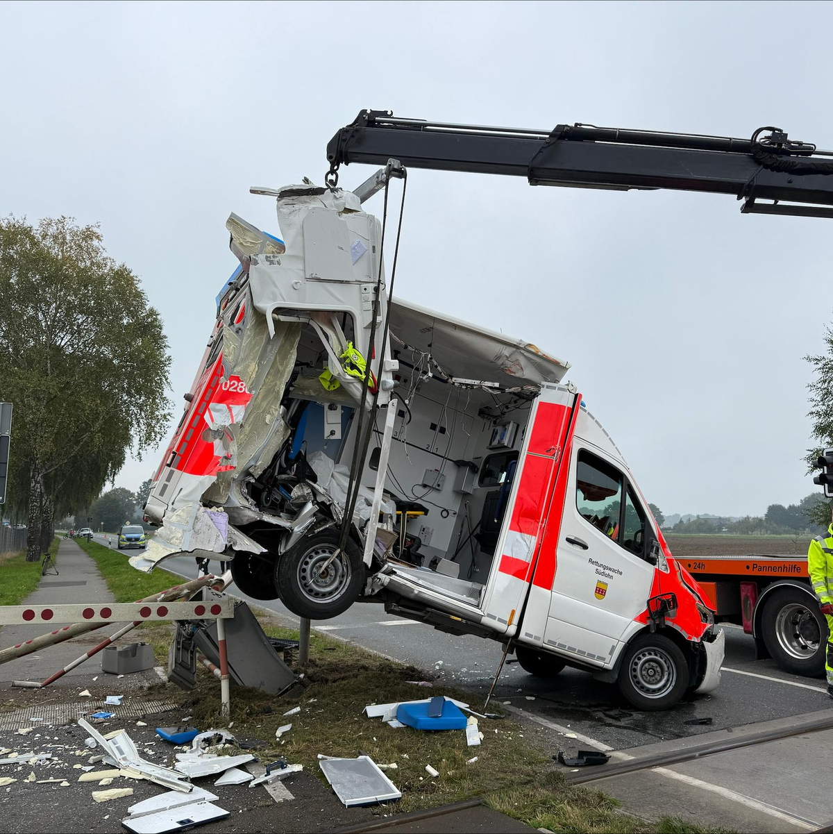 Der Rettungswagen wurde von der Unfallstelle geborgen. - Foto: TV7News/dpa