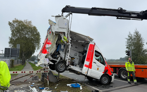 Der Rettungswagen wurde von der Unfallstelle geborgen. - Foto: TV7News/dpa