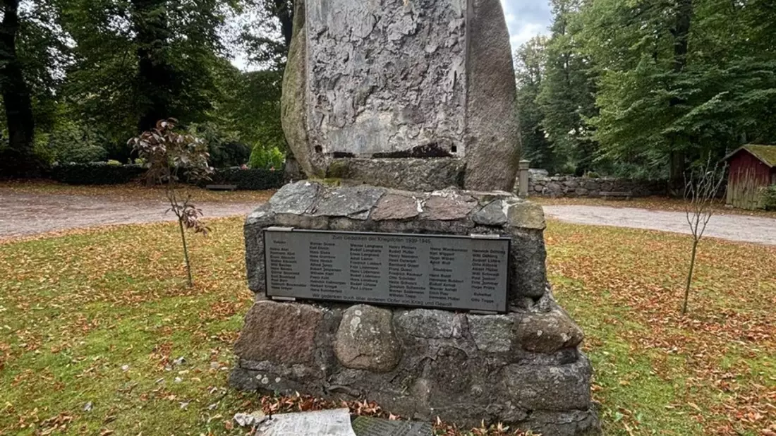 POL-HRO: Gedenktafel auf Vellahner Friedhof beschädigt - Bild: presseportal.de