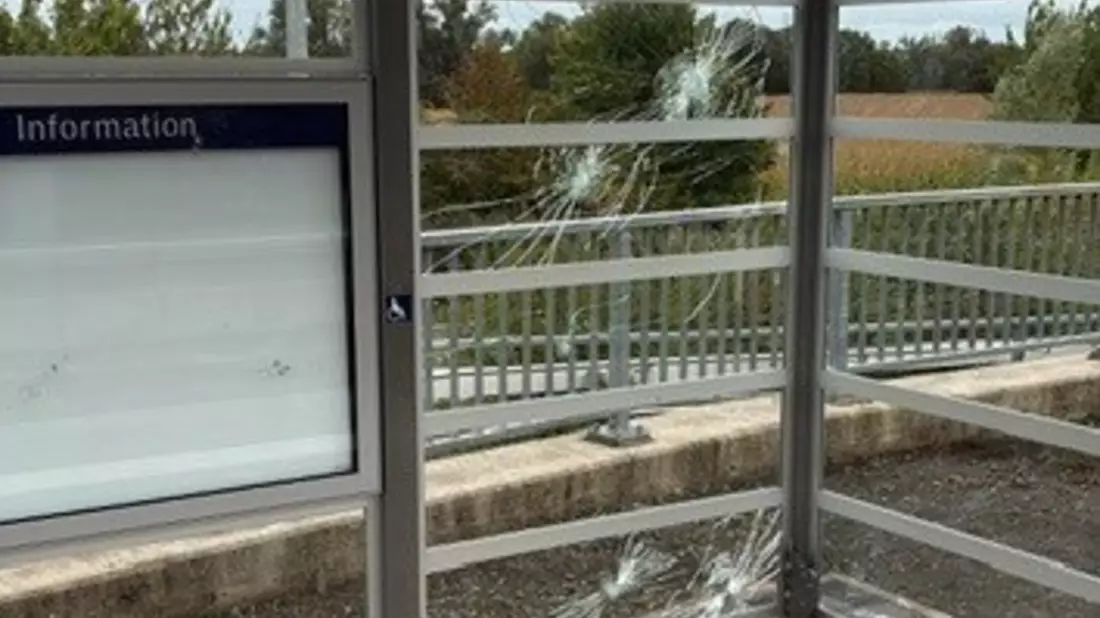 BPOL-KL: Zeugenaufruf - Glasscheiben an Wetterschutzhäuschen am Haltepunkt Dienheim beschädigt - Bild: presseportal.de