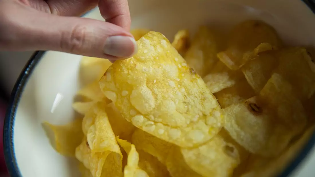 Chips gehören zu den beliebtesten Snacks bei Verbrauchern in Deutschland - manche essen sie auch im Bett. (Archivfoto) - Bild: Daniel Karmann/dpa