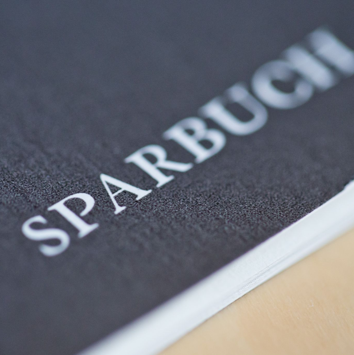 Mangelnde Finanzkompetenz und komplizierte Abläufe beim Investieren: Viele Menschen in der EU sparen ihr Geld, anstatt es anzulegen. - Foto: picture alliance / Daniel Karmann/dpa