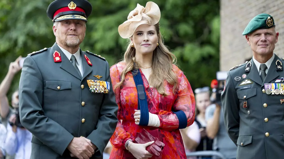 König Willem-Alexander der Niederlande und seine Tochter Prinzessin Amalia treffen auf dem Paradeplatz der Prinz-Bernhard-Kaserne in Amersfoort ein. - Bild: Remko De Waal/ANP/dpa